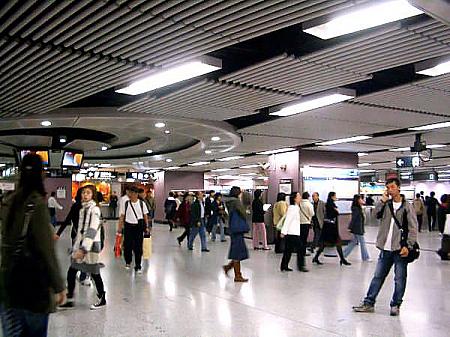 人口密度の多い場所では、まっすぐ歩くことも困難です。