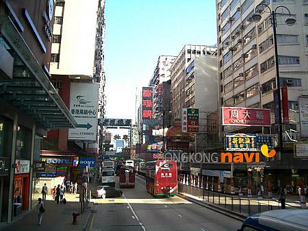 バスは彌敦道を南に進み、尖沙咀に戻ってきました。道路のつきあたり、真正面に、香港島の高層ビルが見えてきましたね。