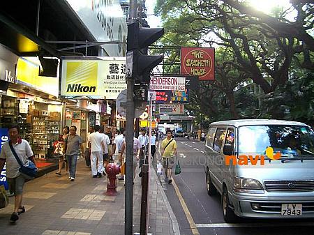海防道（Haiphong Rd）をつきあたりまで進むと、廣東道（Canton Rd）、目の前は、ハーバーシティ（Harbour City）。ブランドショップやレストランがいっぱい。