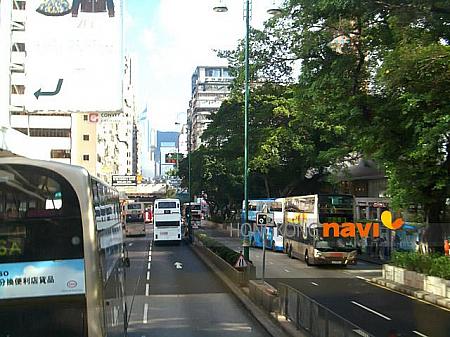 バスは彌敦道を南に進み、尖沙咀に戻ってきました。道路のつきあたり、真正面に、香港島の高層ビルが見えてきましたね。
