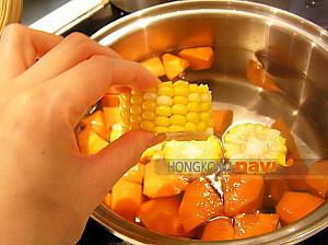 櫻井景子先生の香港レシピ教室　粟米紅羅蔔雪耳猪骨湯の巻