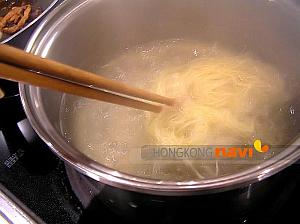 9. 別の鍋に湯を沸騰させ、麺をゆでる
