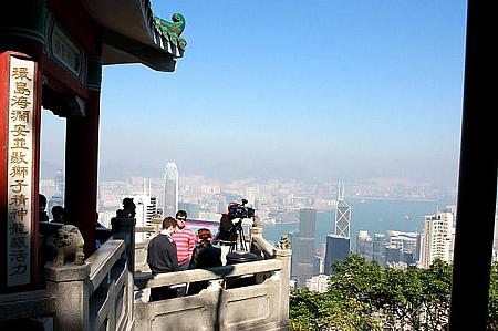 展望台の建物もこれぞ香港という雰囲
気を醸し出してくれます。 