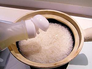 6. 煲仔に分量の水、塩、植物油を加えて、箸で混ぜる 
**　お米に少量の塩で味つけしておくと味が馴染んで美味しいです 
**　お米に少量の油を加えると、つやつやし、お米が1粒1粒立って美味しいです 