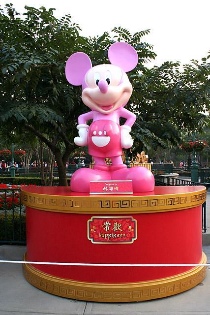 林海峰（Jan Lam）は、“常歡（Happiness）”と題してピンクのミッキーをデザインしました。まさに幸せはばら色、ピンク色??　