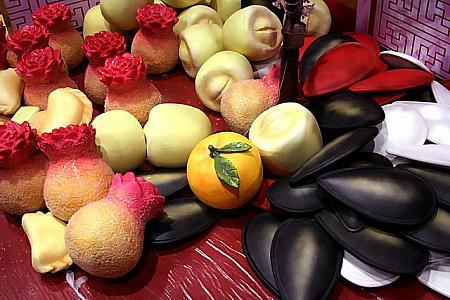 “桔”“瓜子”“煎堆”など、お正月のおやつとして用意される食品が大きくなって登場。
