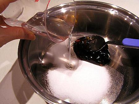 4. ホーローかステンレスの鍋に上白糖、麦芽糖、水、塩を入れて火にかけます 
上白糖が溶けたら、水で溶いたコーンスターチを加わえ、そのままとろみがつくまで火にかけます 