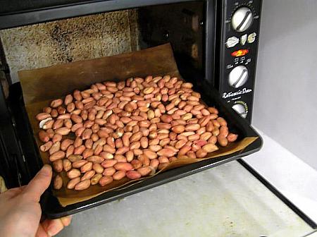 1. 皮付きのまま生のピーナッツをオーブンでローストします（フライパンでローストしても可） 
250度で7分ほどです 