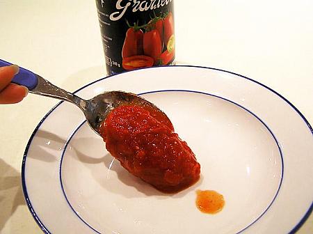 4. トマトは缶から取り出し、スプーンで少しくずしてから、砂糖を小さじ1加えてよく混ぜます電子レンジで軽く暖めておいてください 
**　トマトの酸味が強いものならば、砂糖の量で調整してください 