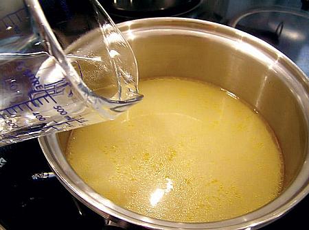 1. 鍋にチキンストックと水を加え、火にかけ沸騰させます