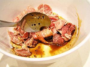１. 牛肉は食べやすい大きさに切って下味調味料に15-20分ほどつける