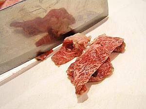 １. 牛肉は食べやすい大きさに切って下味調味料に15-20分ほどつける