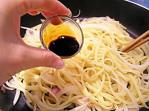 ６. 茹で上がったスパゲティを加わえ、牛肉を加えたら調味料を加えよく混ぜ合わせる