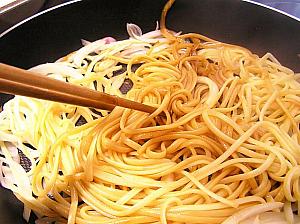 ６. 茹で上がったスパゲティを加わえ、牛肉を加えたら調味料を加えよく混ぜ合わせる