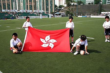 子供たちによって両国の旗が掲げられました
