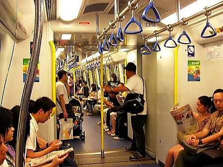 列車も車内も、東鉄と同じ系列です。地下鉄線と違ってカラフルでちょっとかわいい。