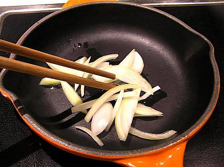 5. フライパンに油を熱し、
玉ねぎを炒め、塩・こしょうをふっておく