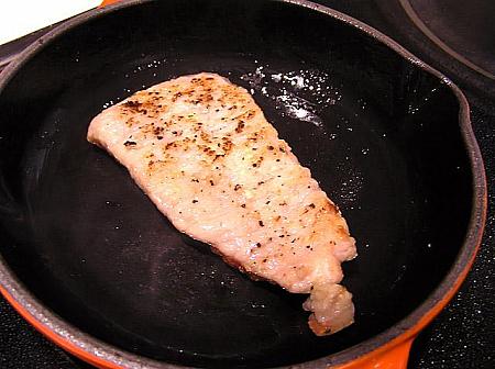 6. 同じフライパンに油を足し、片栗粉をまぶした豚ロースを両面しっかりと焼く

**　今日は少量の油で焼きましたが、通常お店では油で揚げています。お好みで調理方法を変えてください。 
