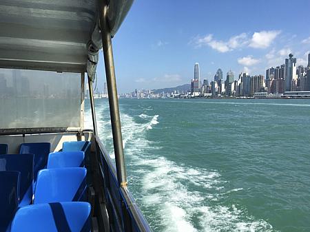 天気がいい日は屋外の席に出て離れていく香港島を眺めるのも...いいもんです。