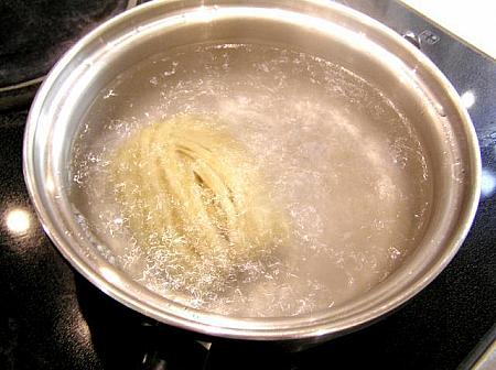 2. 鍋にお湯を沸騰させ、魚蓉麺を入れゆでます
途中でなんどか箸で麺をほぐします
麺がほぐれたら、食べやすいようにはさみで麺を3箇所ほど切ります