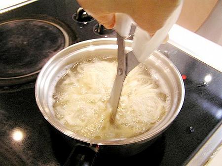 2. 鍋にお湯を沸騰させ、魚蓉麺を入れゆでます
途中でなんどか箸で麺をほぐします
麺がほぐれたら、食べやすいようにはさみで麺を3箇所ほど切ります