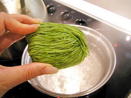 3. 鍋にお湯を沸騰させ、菠菜麺を入れゆでます。途中で何度か箸で麺をほぐします。