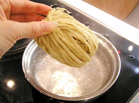 2. 鍋にお湯を沸騰させ、魚蓉麺を入れゆでます
途中でなんどか箸で麺をほぐします
麺がほぐれたら、食べやすいようにはさみで麺を3箇所ほど切ります