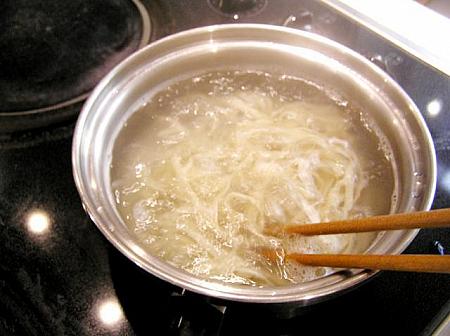 2. 鍋にお湯を沸騰させ、魚蓉麺を入れゆでます
途中でなんどか箸で麺をほぐします
麺がほぐれたら、食べやすいようにはさみで麺を3箇所ほど切ります