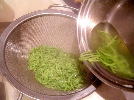 3. 鍋にお湯を沸騰させ、菠菜麺を入れゆでます。途中で何度か箸で麺をほぐします。