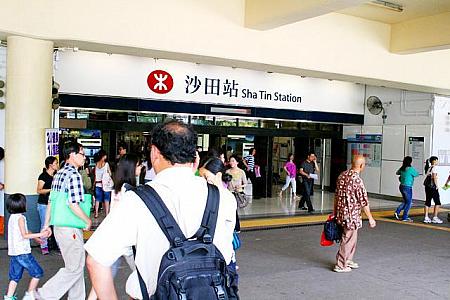 1　MTR沙田駅A2出口を出ます。目の前にはバスターミナルが見えます。