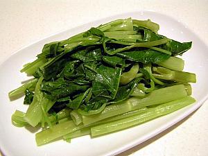 4. 鍋に湯を沸騰させ、通菜を茎から入れ、時間差で葉を入れさっと下茹でし皿にもりつける 