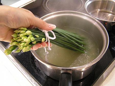 3. 鍋に湯を沸騰させ、塩、砂糖、油を少々加えて、花にらを入れて好みの固さにゆでる 