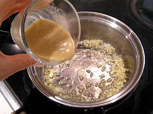 5. フライパンに油を熱し、にんにくを香りよく炒め、腐乳を加え、再び沸騰したら、通菜の上にかける 