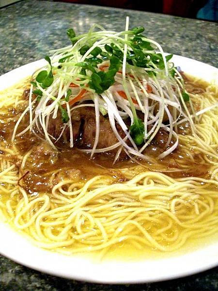 横浜中華街で感じる香港、その９－絶品の香港式牛バラ麺が大人気！『愛群』