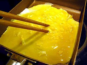 4. たまごは牛乳と塩を入れて溶き、少量の植物油を加えたフライパンでスクランブル状に炒める 