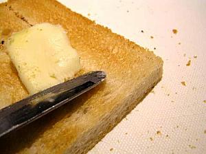1. 食パンは耳を切り取り、トーストをしてから、バターを塗る 