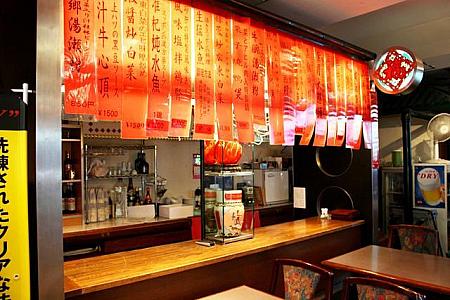 おすすめの香港の味は「赤札メニュー」として店内や外の看板に張られています。 
