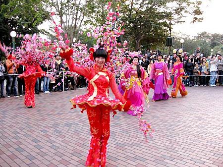 桃の花と赤いチャイナドレスがかわいい！天女も優雅で美しいですね。こんなパレード、ここでしか見られない！？