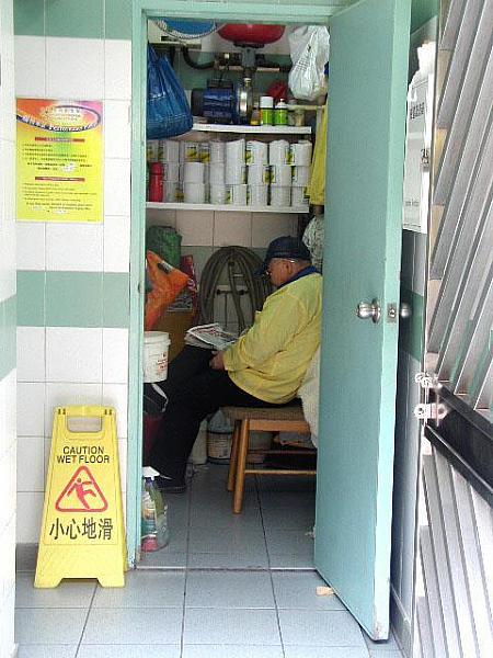 銅鑼灣、香港中央図書館脇の公衆トイレには、管理人が常駐していつもトイレを清潔に守っています。