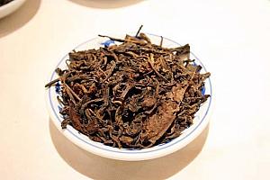 普洱（ポォレイ）<br>
広東人がよく飲むお茶の一つで、油を分解する効果が抜群。味が濃いので苦手な日本人もいる。 
