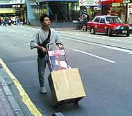 香港の手押し車は、車線を堂々と行くのが特徴。 -銅鑼灣・波斯富街（Percival St.）にて