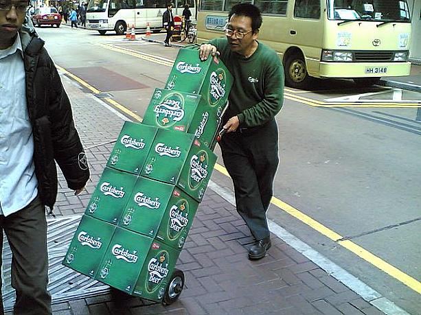 こちらのおじさんはビールを運んでいます。なんともいえぬ器用さがいいですね。