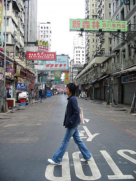 女人街も一夜明けるとこのとおり、組み立てが始まる午前9時まではふつうの道に戻ります。ギャップが激しいですね！