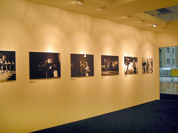 オフィスビルの中にもショップやレストランがありますが、一角ではアートを展示していました。
