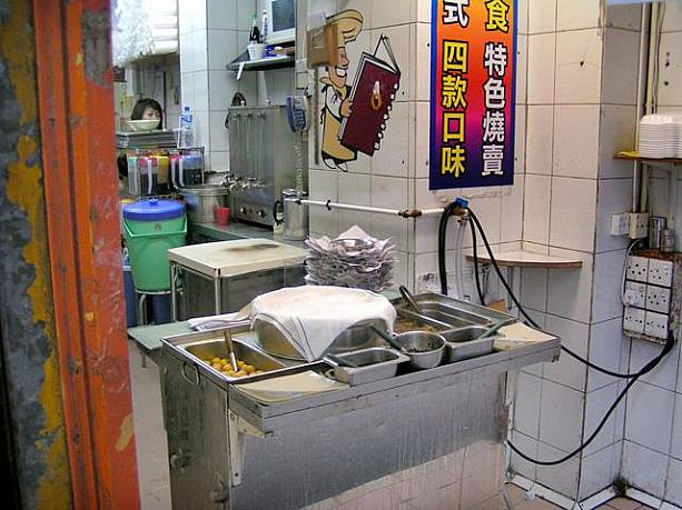 おしゃれなレストランばかりでなく、庶民的な食堂も。ここでは魚団子やイカ団子を売っていました。