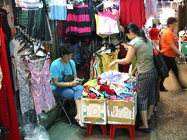 もちろん、旺角の女人街よりもかなり小規模ですが衣服・雑貨の安売りをしていて雰囲気満点です。HK$10のTシャツ・タンクトップの山です。