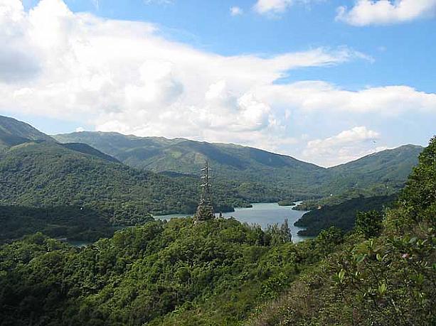 ここはハイキングコースにもなっていて途中、貯水池も通ります。美しいです。
