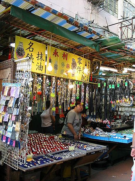 腕時計の安売りをしているところもあります。この鴨寮街(Apliu Street)でもユニークな香港みやげが見つかること、間違いなしです！