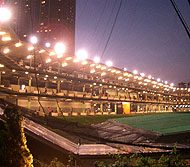香港の夜のちがった楽しみ方....。ゴルフの練習。 -九龍より