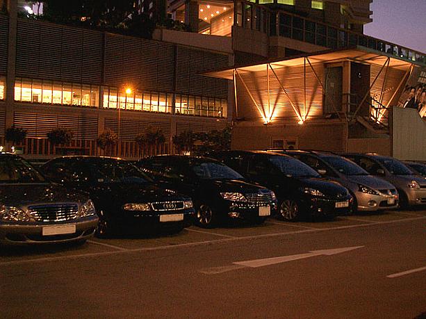 駐車場には高級車がズラリ！ゴルフをたしなむこともステイタスのひとつのようです。